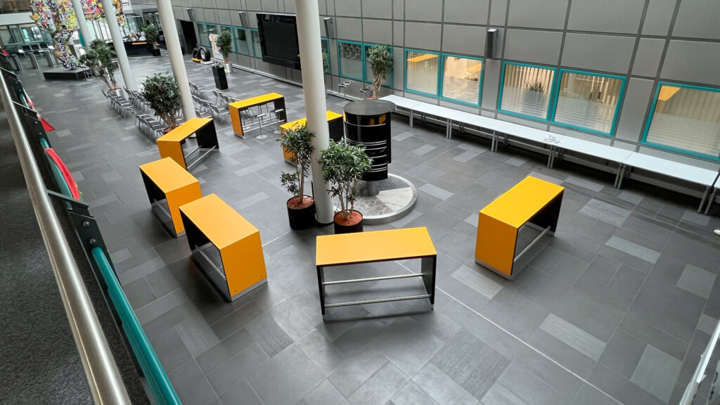Empfangshalle mit modularen gelb-schwarzen Theken