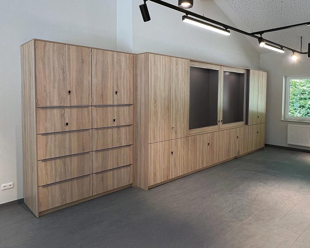 Moderne Schrankwand in Holzoptik mit Türen, Schubladen und Glaselementen